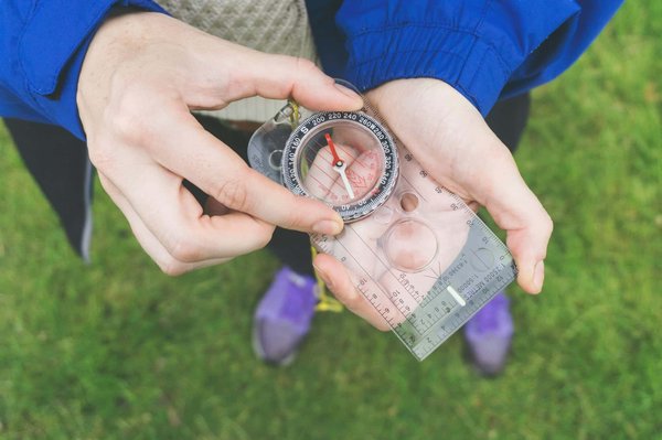 Comment organiser un camping pour une exploration de grottes sous-marines en mer Adriatique?